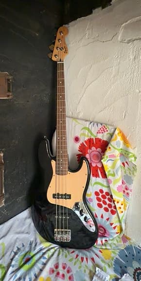 Squier Jazz Bass elbas svart