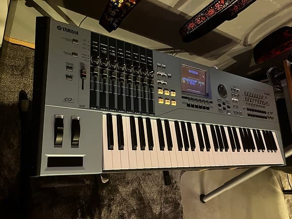 Yamaha Motif XS6 synthesizer keyboard