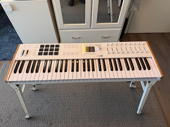 Arturia KeyLab 61 mk3 White + K&M 18953 White stativ