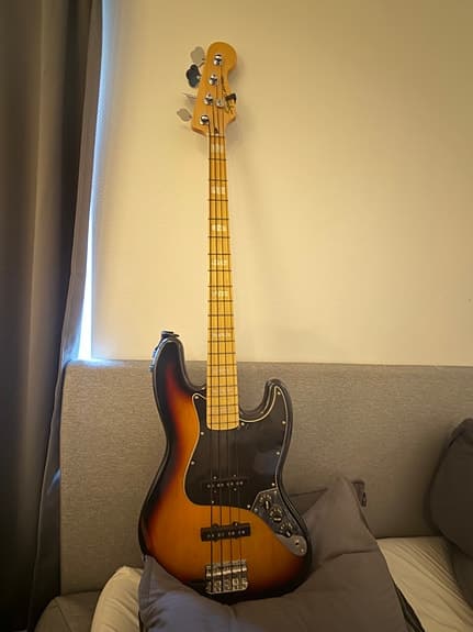 Squier Vintage mod 77 jazz bass