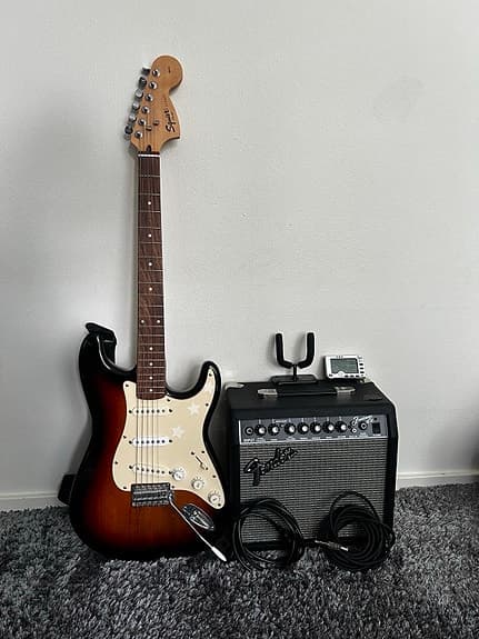 Squier Stratocaster + Fender Frontman 15R + tuner