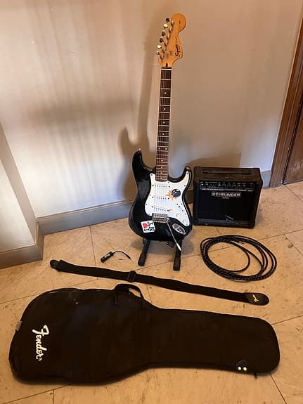 Squier Stratocaster elgitarr svart med tillbehör inkl iRig