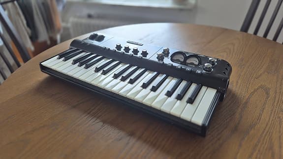 Line 6 KB37 MIDI-keyboard & ljudkort
