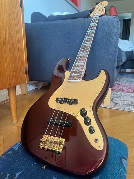 Squier Jazz Bass elbas vinröd 40th anniversary