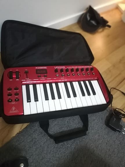 Midi keyboard med inbyggt ljudkort