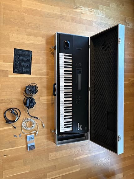 Korg M1 synthesizer med hardcase och stativ – klassiker i fint skick