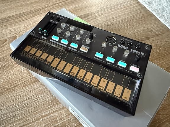 Korg Volca FM synthesizer svart