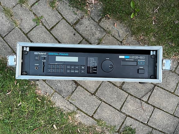 Roland MKS-20 Digital Piano – klassisk 80-talslegend med flightcase