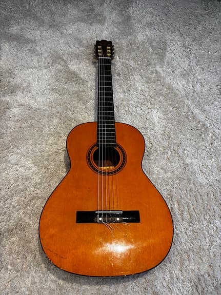Klassisk akustisk gitarr nylonsträngad