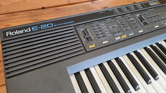 Roland E-20 Synthesizer i nyskick!