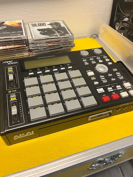 Akai MPC 1000 sampler / music production center svart