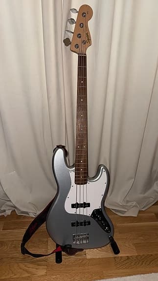 Fender Squier Affinity Jazz Bass Slick Silver + tillbehör