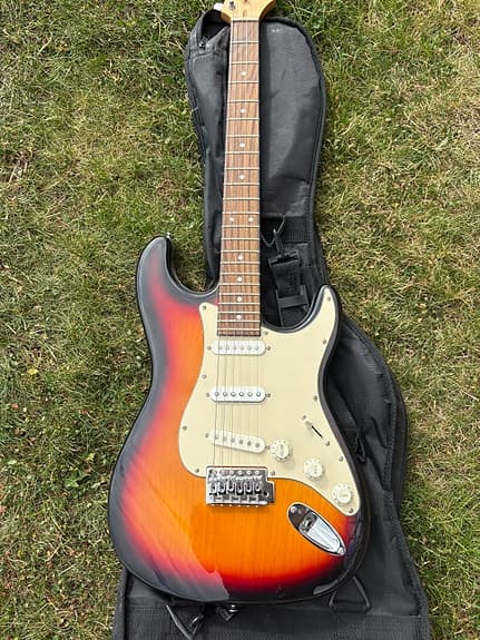 Elgitarr stratocaster ‑stil sunburst
