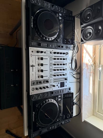 Pioneer CDJ-2000 spelare och DJM-700 mixer DJ-utrustning