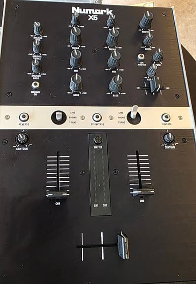 Numark X5 DJ-mixer + THON Flightcase