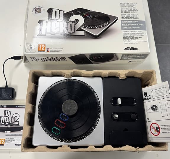 PS3-tillbehör: LEGO starwars; DJ Hero 2 turntable + Singstar mik