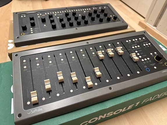 Softube Console 1 och Fader 1 kontrollenheter för musikproduktion
