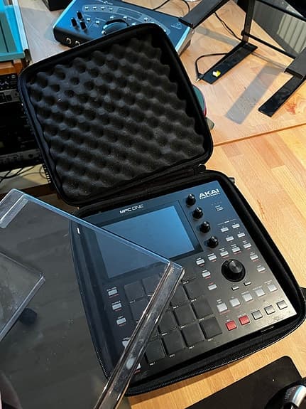 Akai MPC One med Decksaver och väska