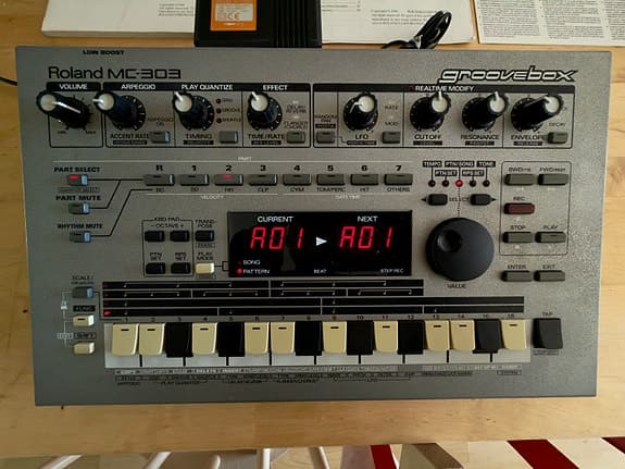 Roland MC-303 groovebox trummaskin synthesizer