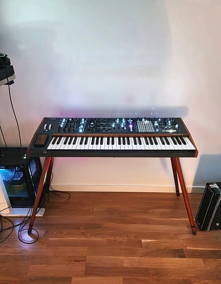Arturia Polybrute synthesizer med stativ