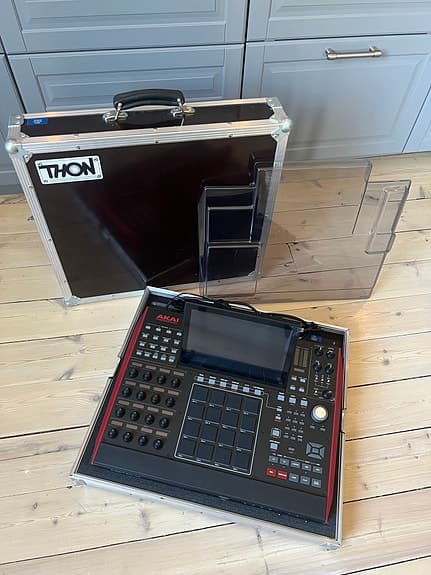 Akai MPC X med flightcase