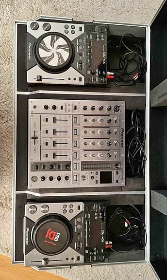 Pioneer 700 DJ-mixer och 400 CDJ-spelare med flightcase