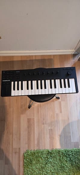 Native Instruments Komplete Kontrol M32 MIDI-keyboard svart