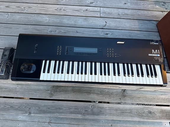 Korg M1 synthesizer keyboard med effektkort
