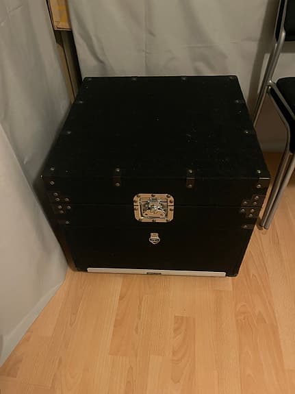 LAB Gruppen DJ-rack med mixer och kontroller svart