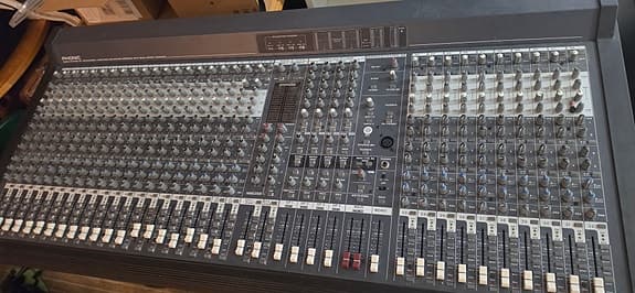 Phonic 32-kanals mixerbord med effekter