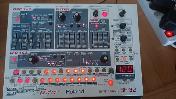 Roland SH-32 Synthesizer