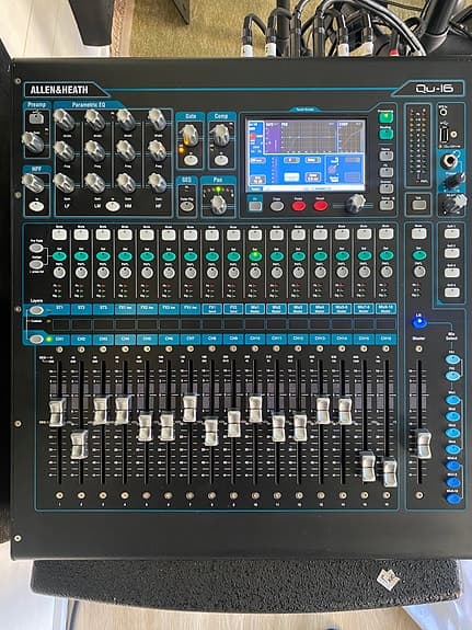 Allen & Heath QU-16 Chrome + flightcase