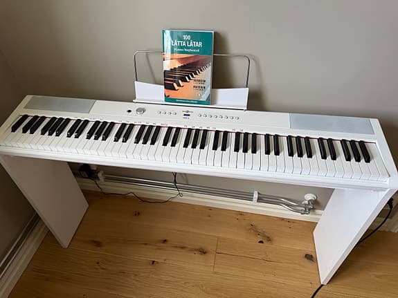 Gear4music SDP-2 digitalpiano 88 tangenter med stativ – mycket fint skick