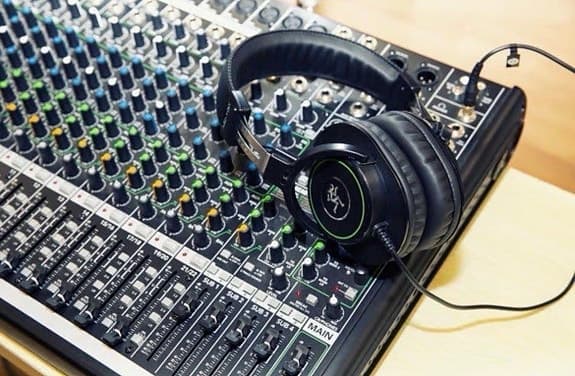 MACKIE MC-100 PROFESSIONAL CLOSED-BACK HEADPHONES 32 OHM MC100 studio hörlurar