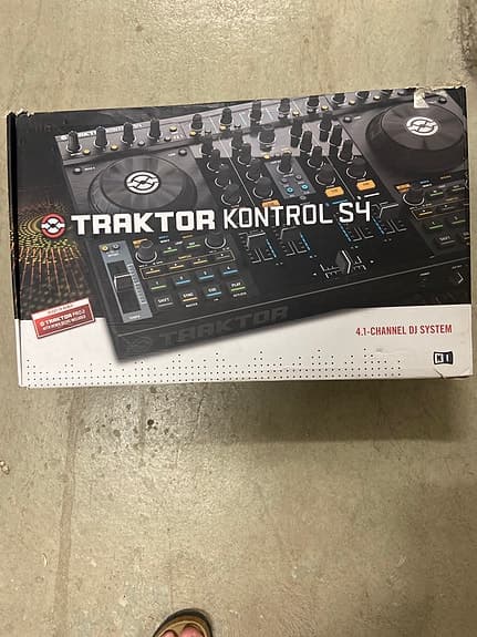 Native Instruments Traktor Kontrol S4 DJ-controller + Traktor Kontrol F1