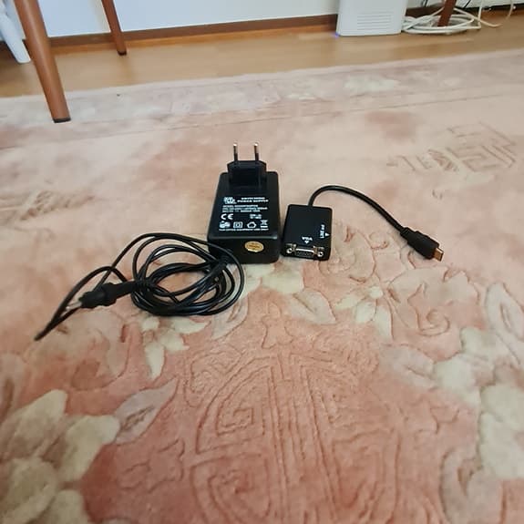 Denna adapter omvandlar en HDMI-signal till en VGA-signal