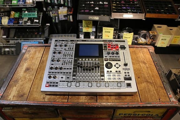 Roland MC-909 Sampling Groovebox