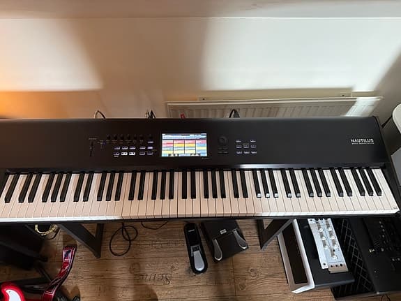 Korg Nautilus 88 workstation synth/keyboard svart