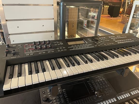 Yamaha MOXF6 synthesizer
