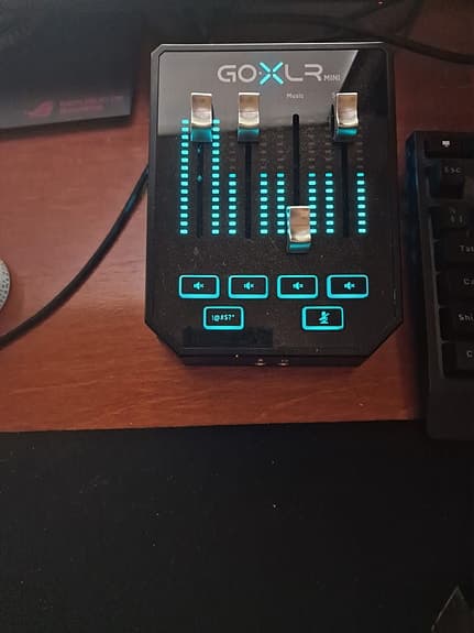 Shure SM7B mikrofon GoXLR, Rode stativ