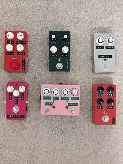 Handbyggda gitarrpedaler – Crunch Box, Fuzz Face, Deep Blue Delay m.fl.