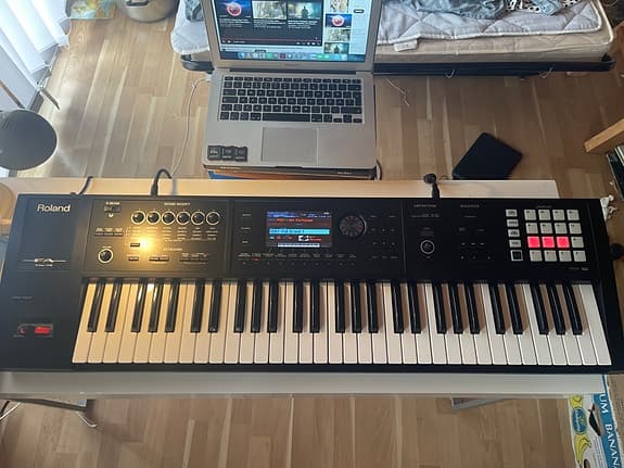 Roland FA-06 synth/workstation 61 tangenter svart