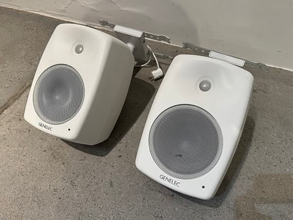 Genelec 4040A – par vita aktiva högtalare + fästen + Bluetooth