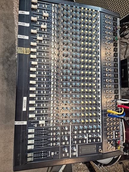 Behringer MX2442A Mixerbord