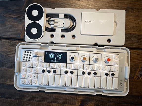 Teenage Engineering OP-1 Field synthesizer vit