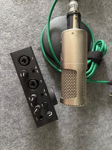 Mikrofon med Native Instruments Komplete Audio 2 ljudkort