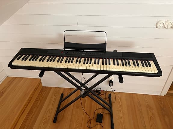 Gear4music SDP-2 Stage Piano – 88 tangenter + stativ & hörlurar