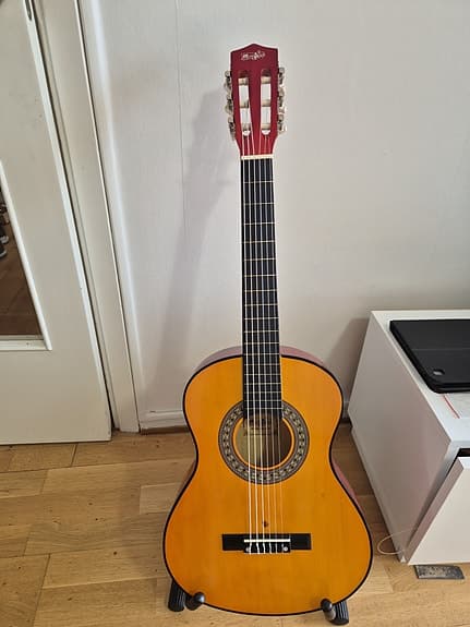 Klassisk akustisk gitarr nylonsträngad