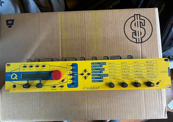 Waldorf Micro Q synthesizer GUL 19”