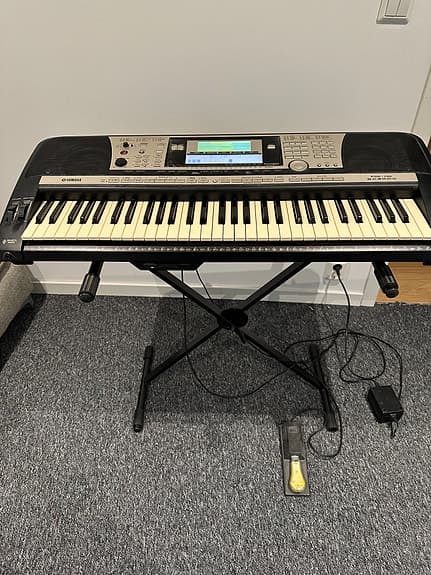 Yamaha PSR-740 keyboard med stativ, pedal & notställ